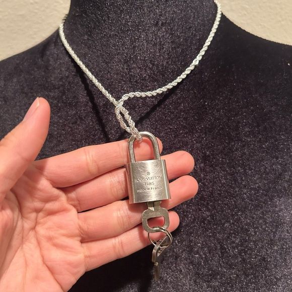 (Rare) Louis Vuitton #323 Lock and Key Silver with 925 Silver Chain 20” - Picture 8 of 11